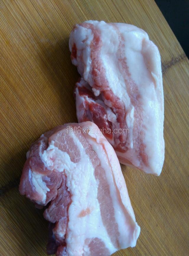 准备五花肉洗净。