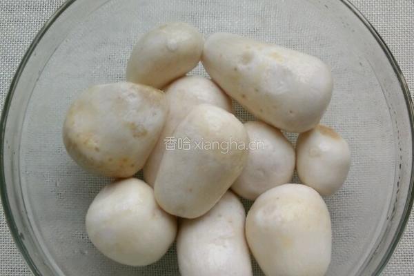 剁椒蒸芋头的做法图解1