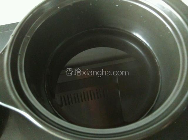砂锅加适量水。