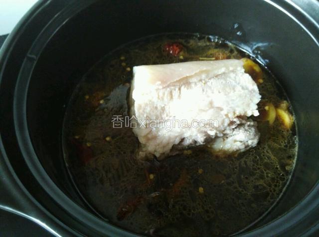 放入煮好的五花肉，开锅后加少许料酒。