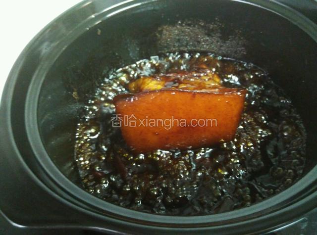 中间翻动几次，让肉均匀上色。