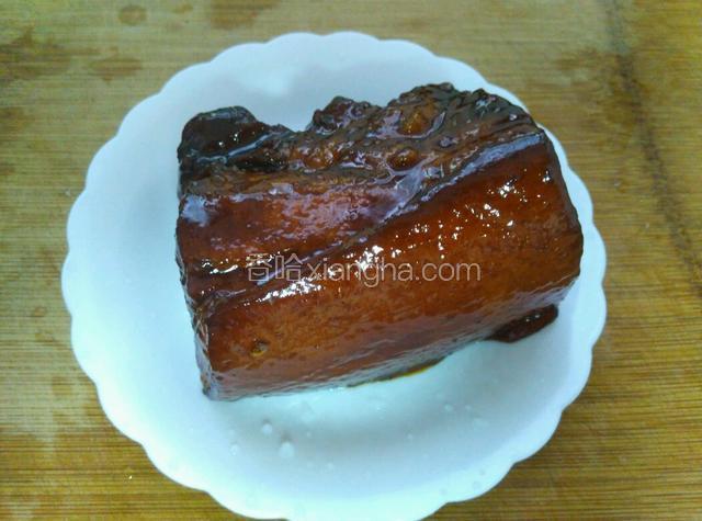 卤好的肉块。