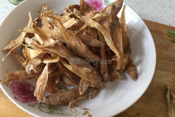 咸鱼炒毛豆的做法图解1