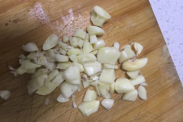 咸鱼炒毛豆的做法图解3
