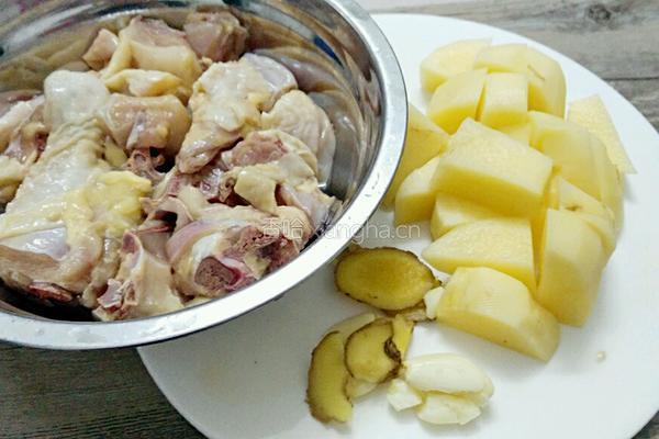 薯仔焖鸡的做法图解2