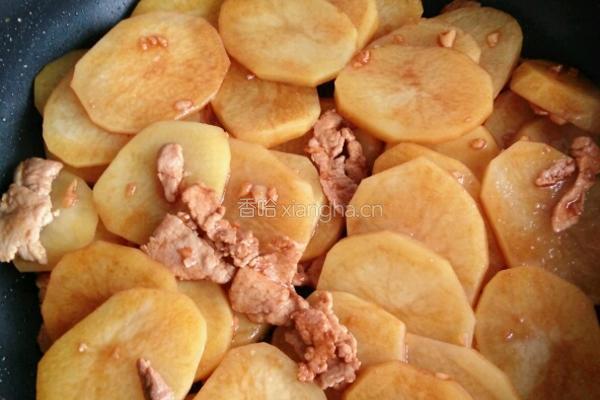 土豆片烧肉的做法图解6