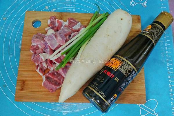 红烧牛肉炖萝卜的做法图解1