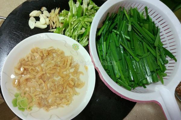 韭菜炒小河虾的做法图解1