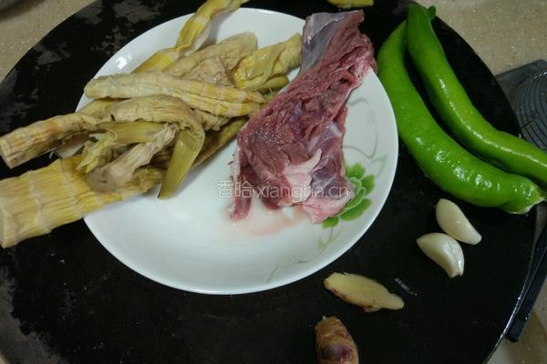 干笋烧牛肉的做法图解1