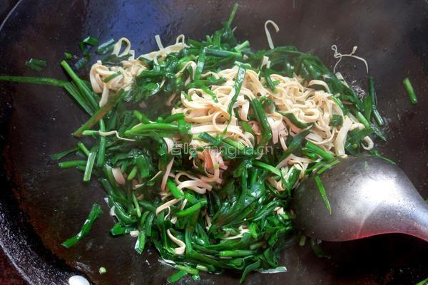 韭菜炒豆皮的做法图解9