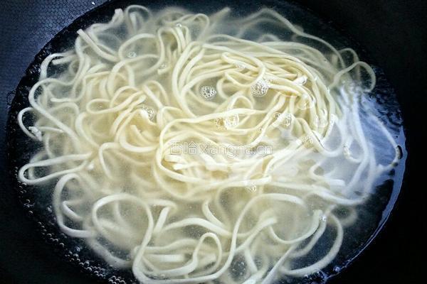 白菜炒面的做法图解1