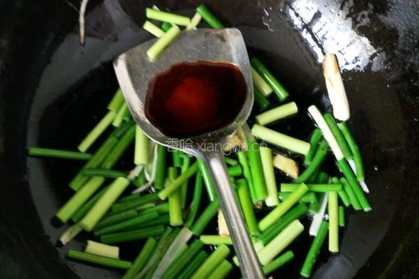腊味火腿炒蒜薹的做法图解6