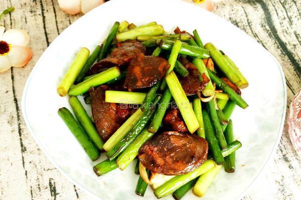 腊味火腿炒蒜薹的做法图解8