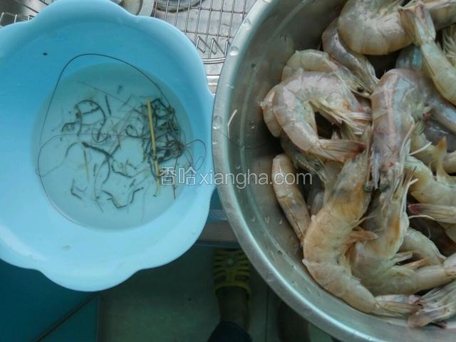 基围虾清洗干净，去掉虾线。