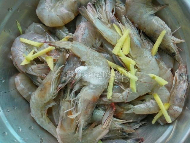 加上，少许盐白酒姜腌制15分钟。
