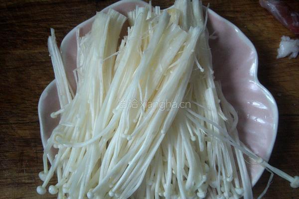 金针菇五花肉卷的做法图解2