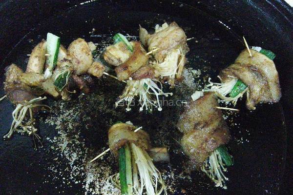金针菇五花肉卷的做法图解6