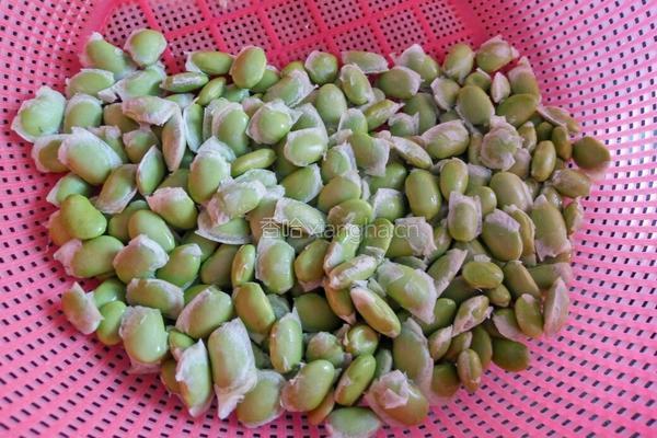 鲜黄豆炒腊肉的做法图解1