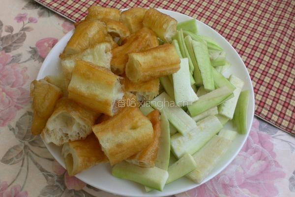 油条炒丝瓜的做法图解1