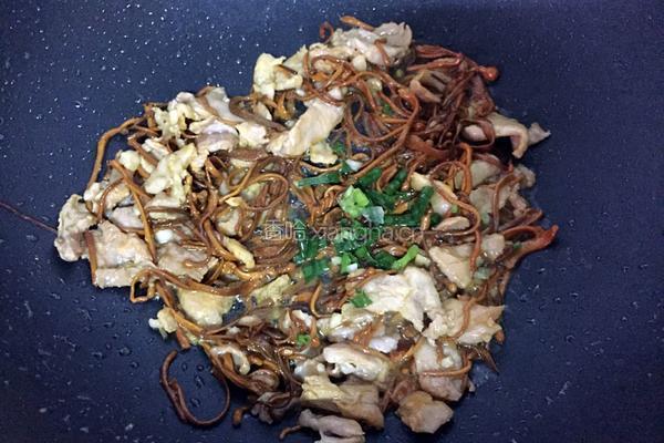 虫草花炒肉的做法图解7