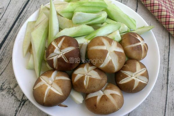 香菇炒丝瓜的做法图解1