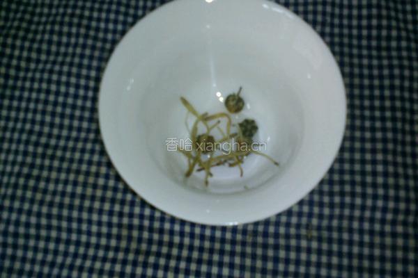 菊花金银花茶的做法图解2