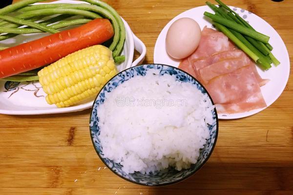 五彩黄金炒饭的做法图解1