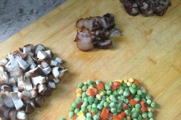 香菇青豆腊肠饭的做法图解1