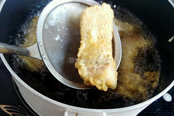 炸草鱼的做法图解7