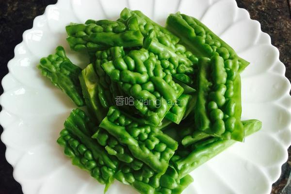 黄豆苦瓜猪骨汤的做法图解3
