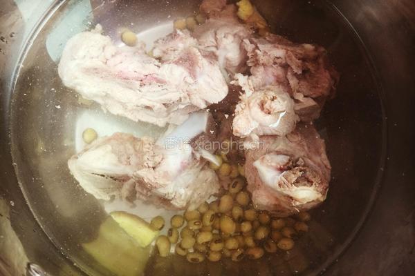 黄豆苦瓜猪骨汤的做法图解4