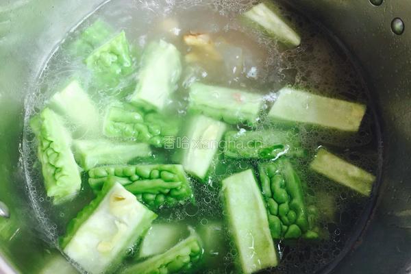 黄豆苦瓜猪骨汤的做法图解5