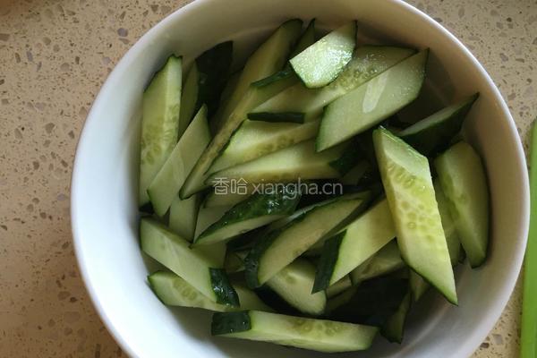 肉丝炒黄瓜的做法图解3