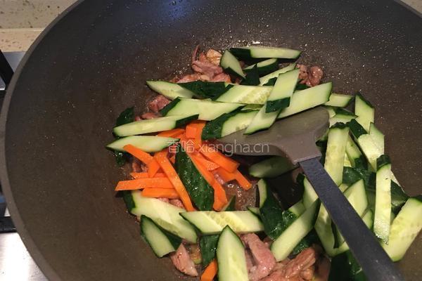 肉丝炒黄瓜的做法图解7