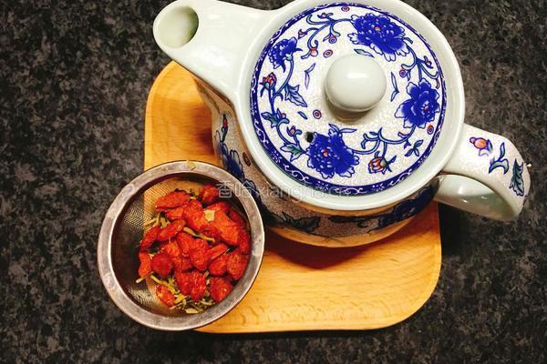 枸杞菊花金银花茶的做法图解2