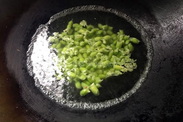 毛豆炒蛋的做法图解3
