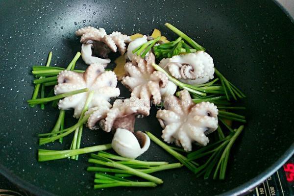 墨鱼仔炒韭菜的做法图解8