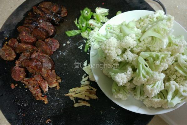 宝塔花菜炒香肠的做法图解1