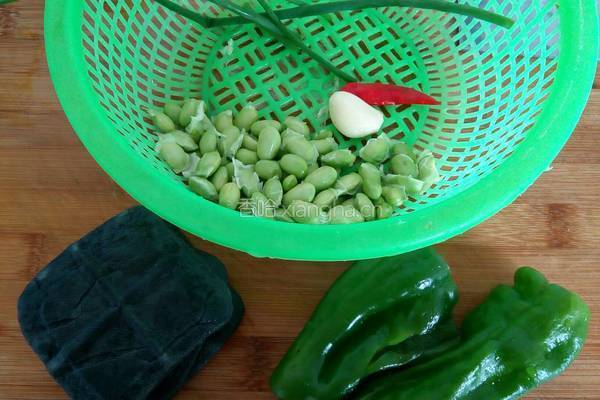 臭豆腐烧毛豆的做法图解2