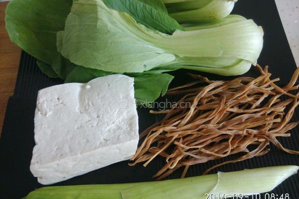 黄花菜炒豆腐的做法图解1