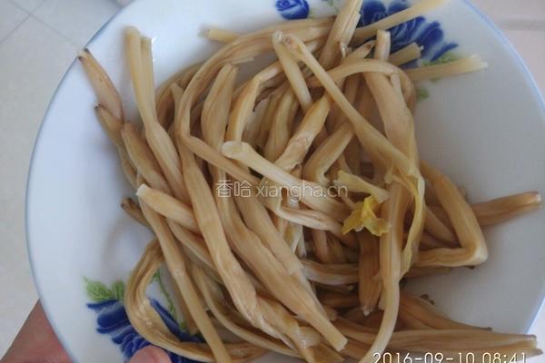 黄花菜炒豆腐的做法图解2