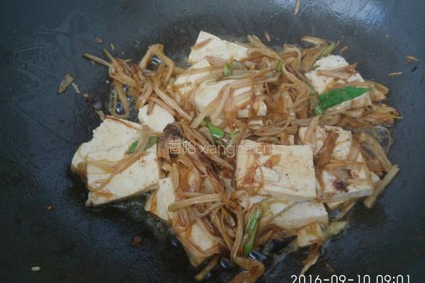 黄花菜炒豆腐的做法图解7