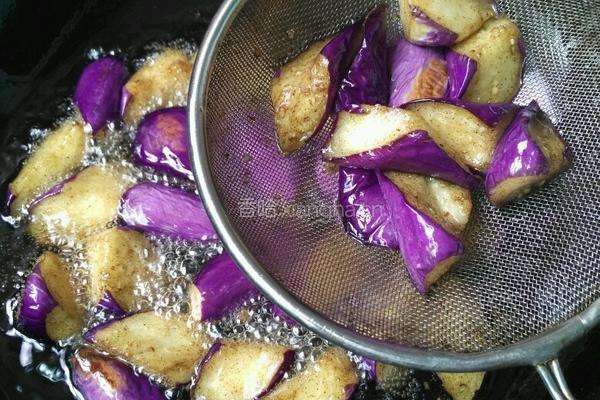 鸡腿肉烧茄子的做法图解2
