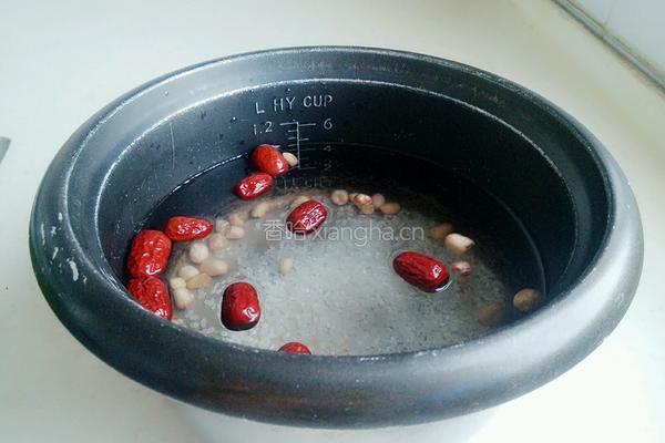 花生红枣粥的做法图解2