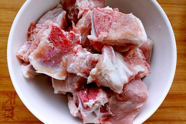 韩式土豆排骨汤的做法图解1