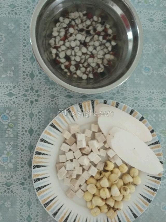 芡实提前一小时用清水泡好，茯苓，莲子，淮山冲洗一下；
