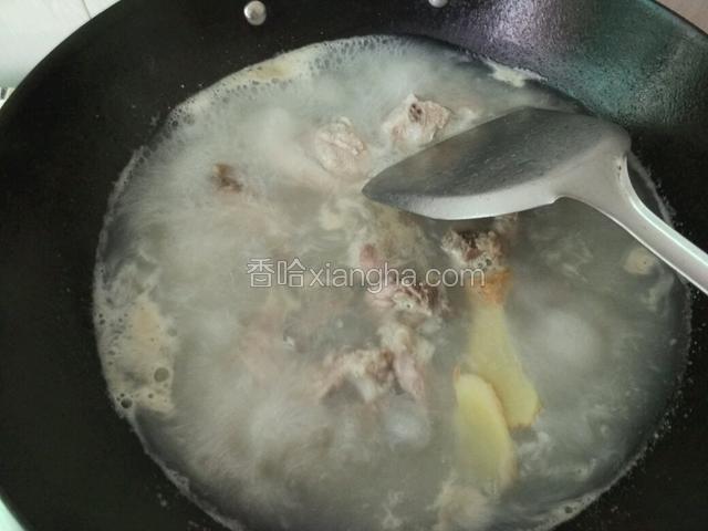 煮几分钟把猪骨血水煮出来，捞出冲洗干净备用；