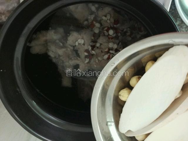 砂锅放入适量清水，再倒入猪骨头，淮山，莲子，芡实，茯苓，大火烧开转小火煲1小时；