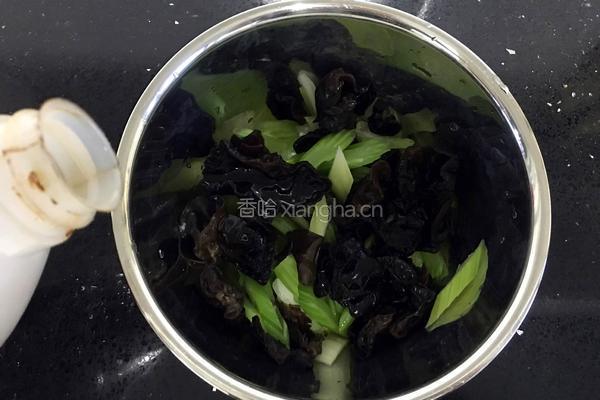 木耳拌芹菜的做法图解5