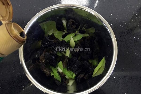 木耳拌芹菜的做法图解6